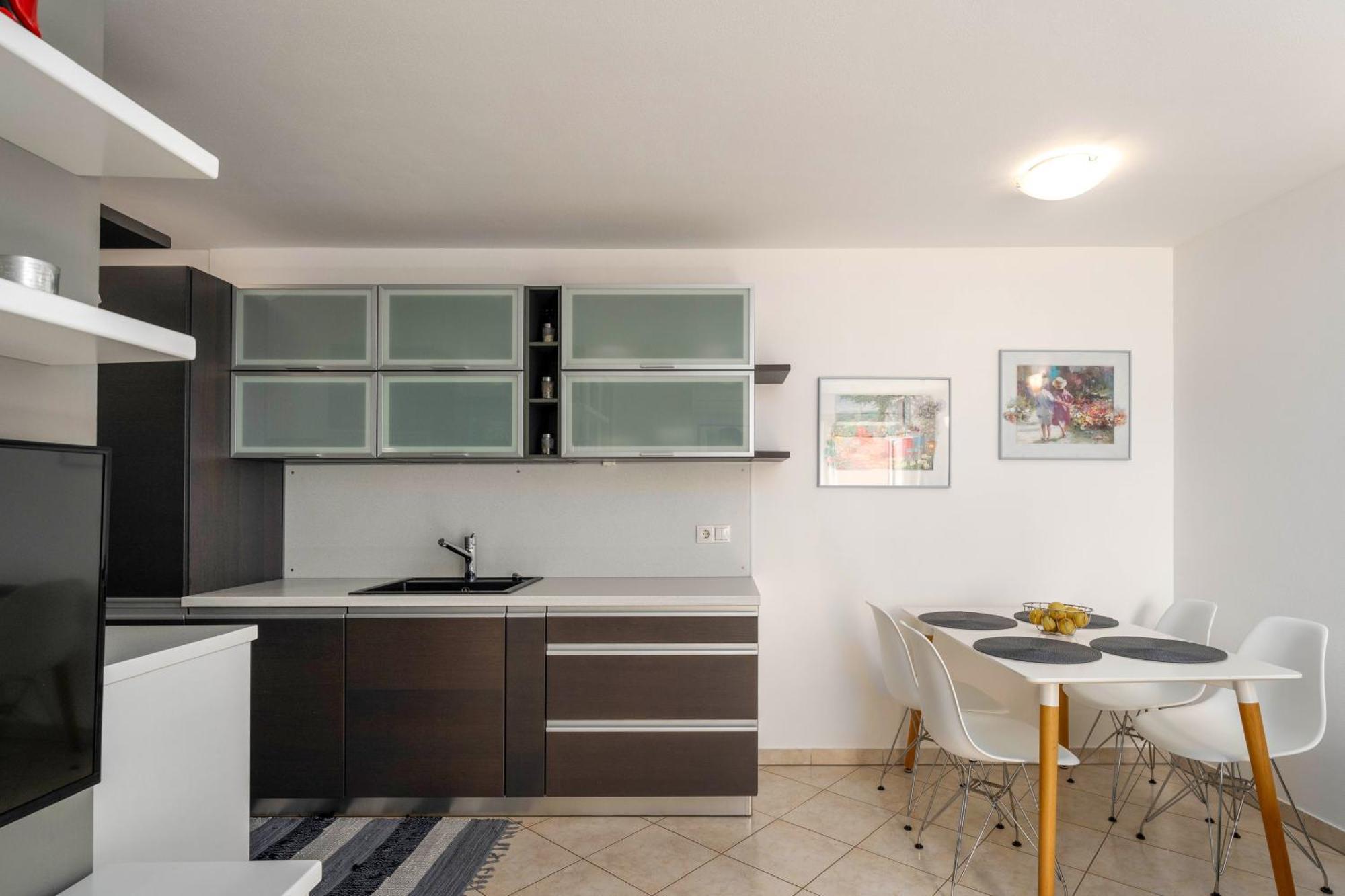 Degrassi Square Apartments (Adults Only) Vrsar Kültér fotó