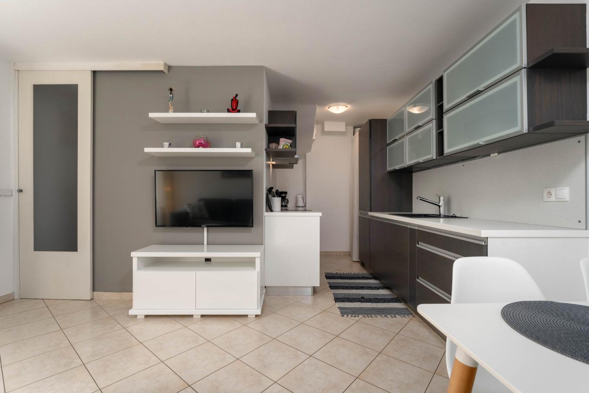 Degrassi Square Apartments (Adults Only) Vrsar Kültér fotó