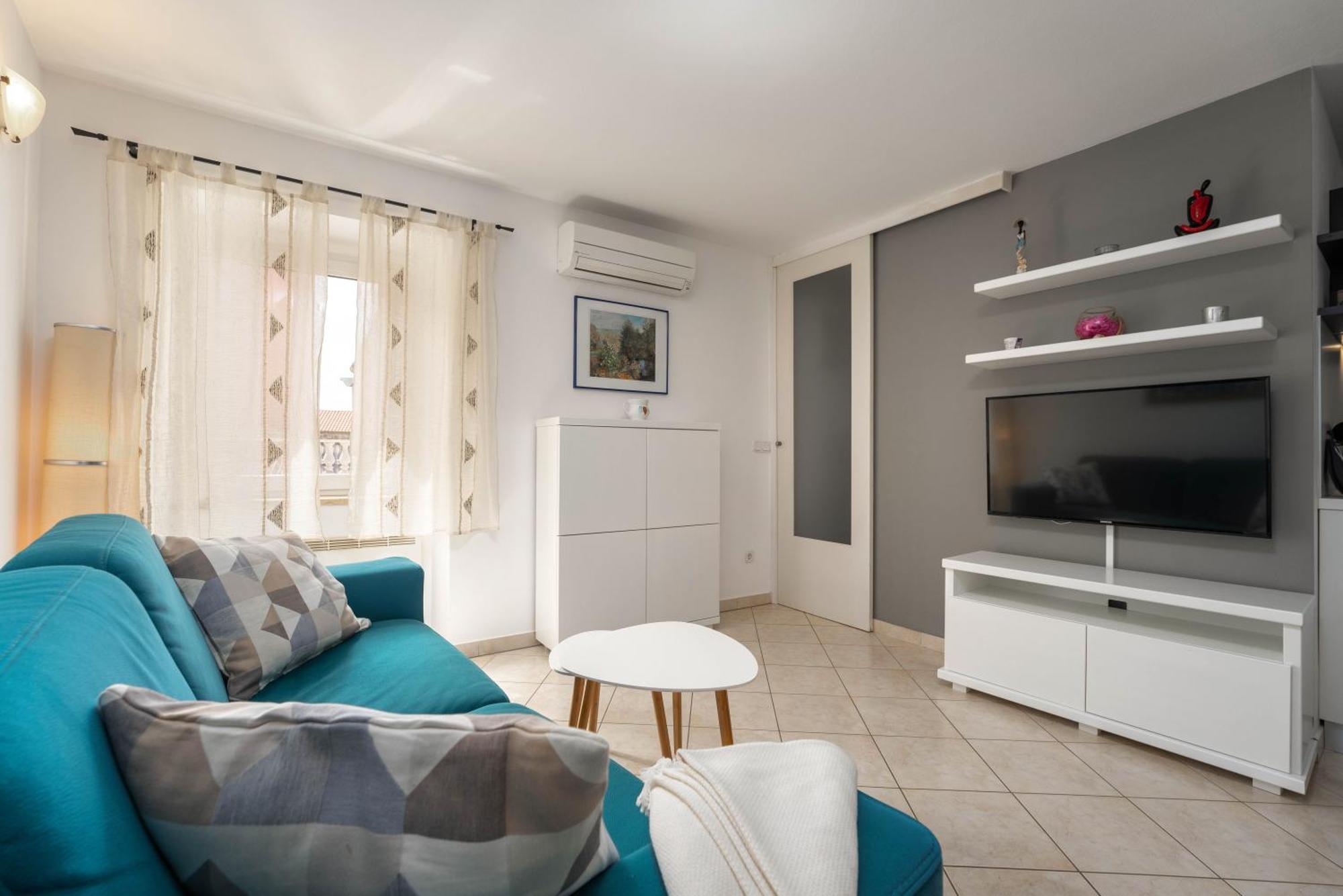 Degrassi Square Apartments (Adults Only) Vrsar Kültér fotó