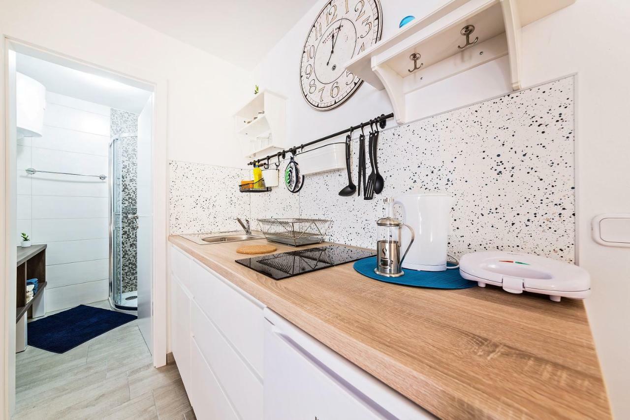 Degrassi Square Apartments (Adults Only) Vrsar Kültér fotó