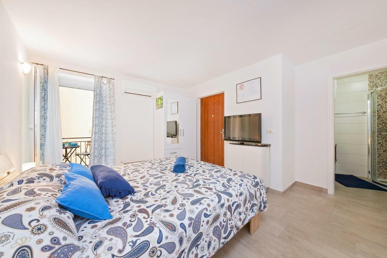 Degrassi Square Apartments (Adults Only) Vrsar Kültér fotó