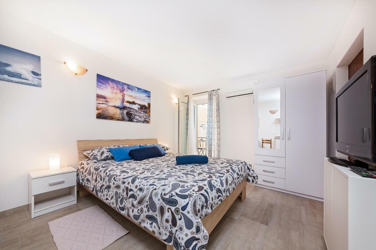 Degrassi Square Apartments (Adults Only) Vrsar Kültér fotó