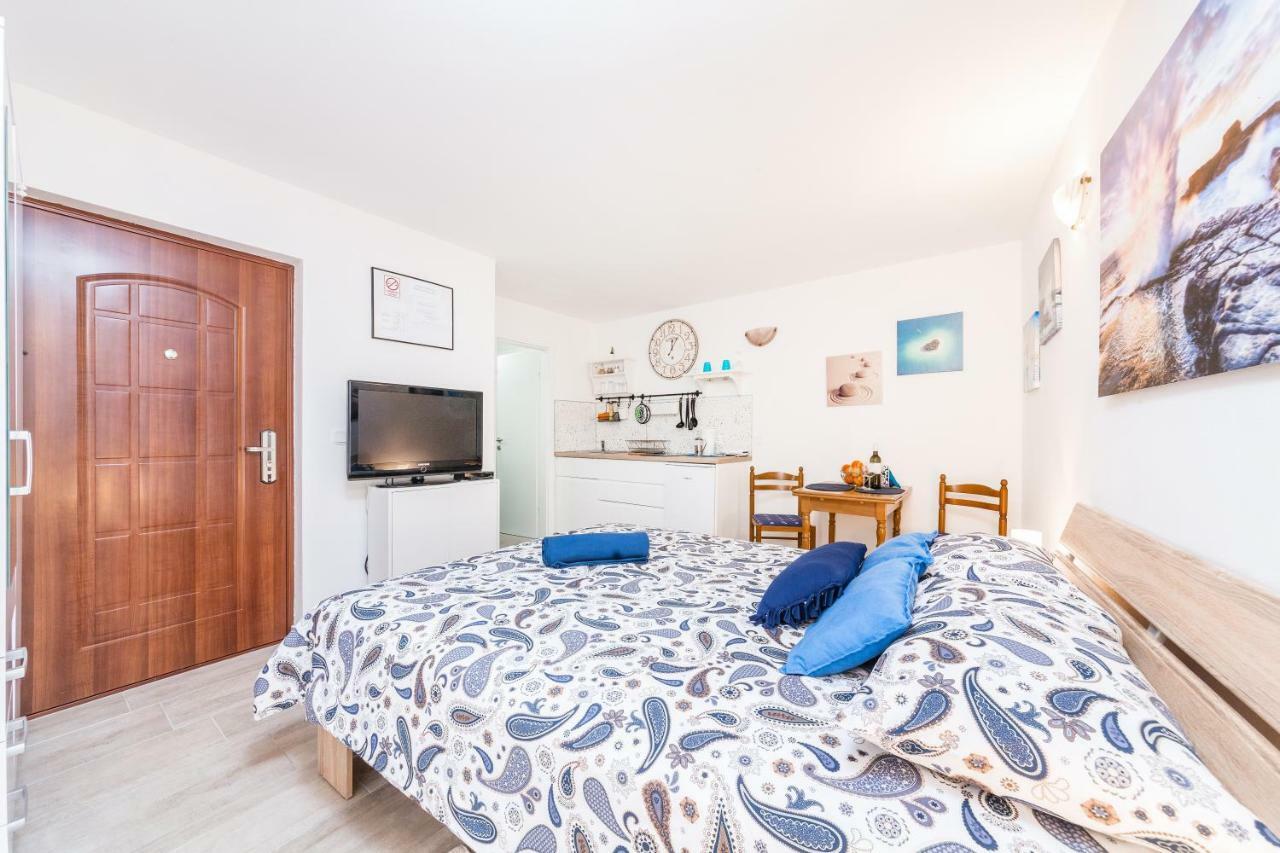 Degrassi Square Apartments (Adults Only) Vrsar Kültér fotó