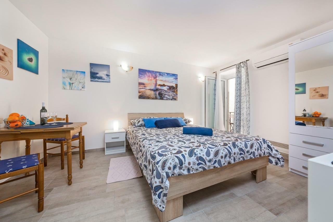 Degrassi Square Apartments (Adults Only) Vrsar Kültér fotó
